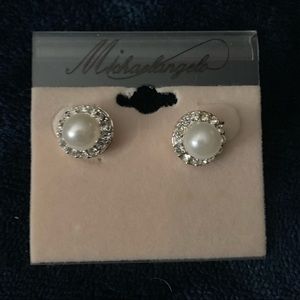 Round Pearl earrings, surrounded by crystals